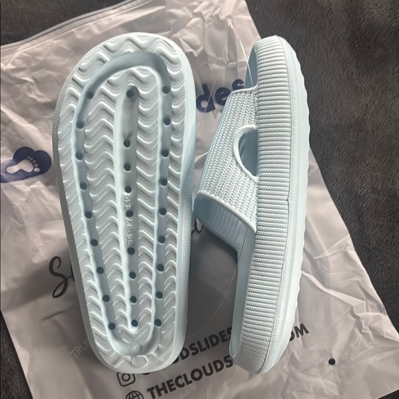 Ocean Blue Cloud Slides - Picture 2 of 5